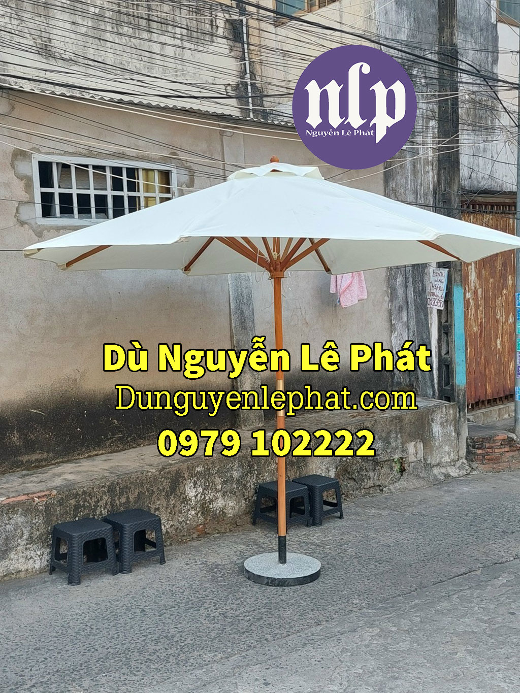 Dù Che Nắng Trong Quán Cafe Thủ Đức